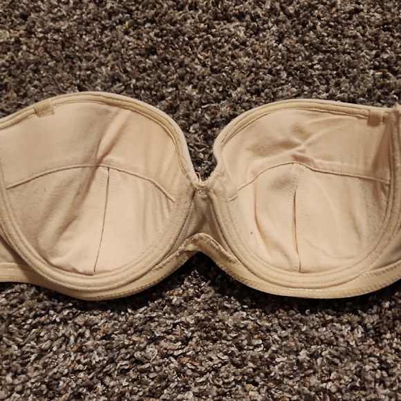 Victoria's Secret Cream Underwire Bra with Seamless Molded Cups - Picture 5 of 6